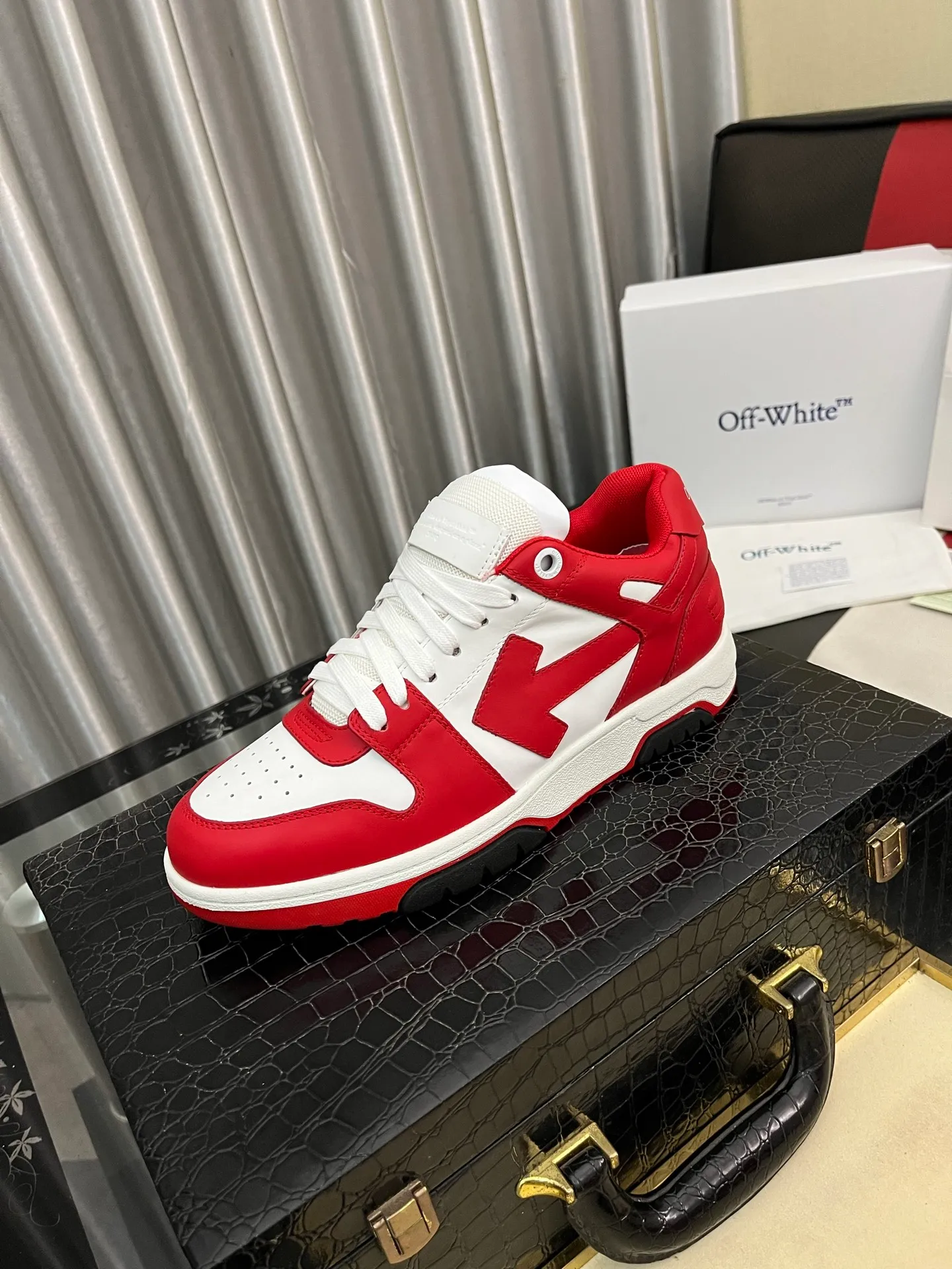 Men's shoes 💰600⌚️⌚️ OFF-White C/O VirGil Abloh fashionable and versatile casual shoes. Exclusive first release of the new model. Made of environmentally friendly cowhide leather and mesh fabric upper material. The insole is embedded with foam cushioning EVA material. The correct midsole is equipped with EVA lightweight cushioning. External tooth nail rubber outsole. The correct accessories can be customized simultaneously. Women's model: 35-40 Men's model: 39-45